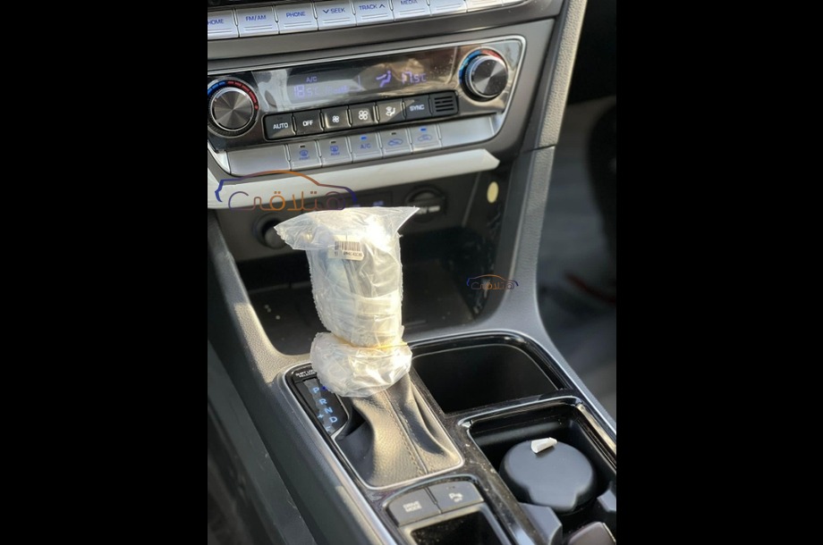 Elantra Hyundai فضي