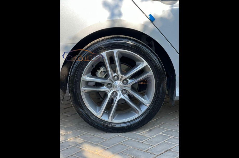 Elantra Hyundai فضي