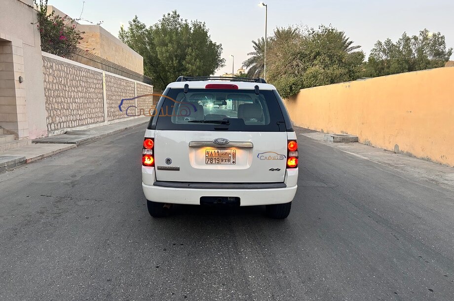 Explorer Ford أبيض