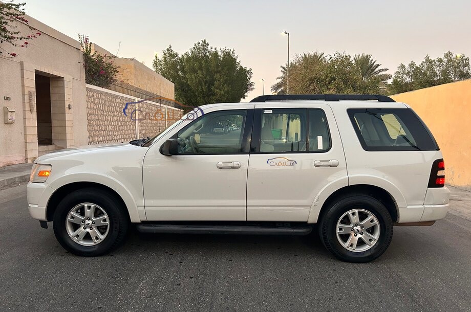 Explorer Ford أبيض