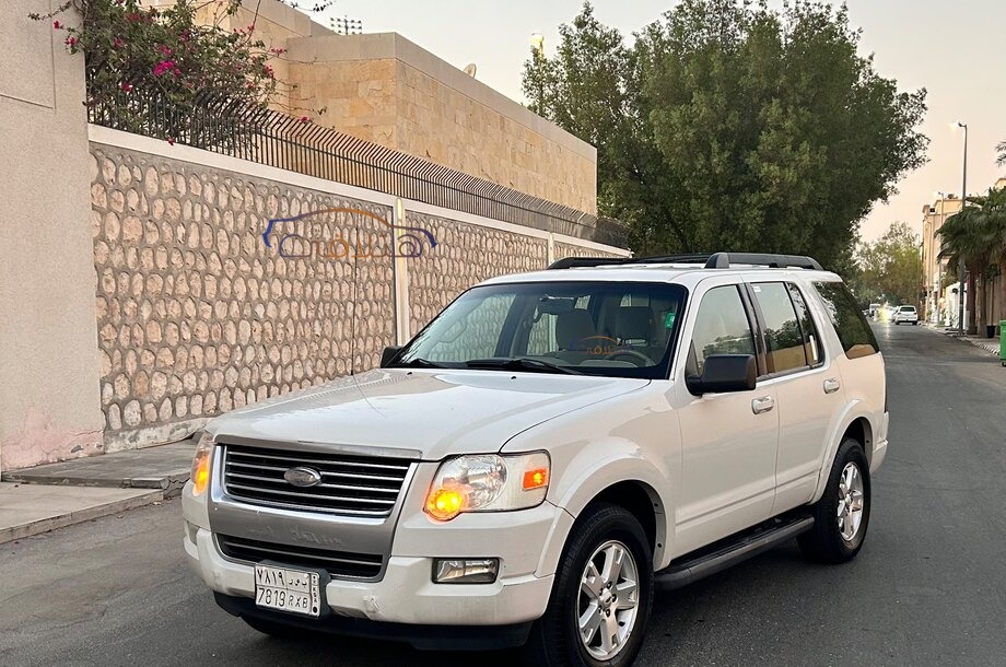 Explorer Ford أبيض