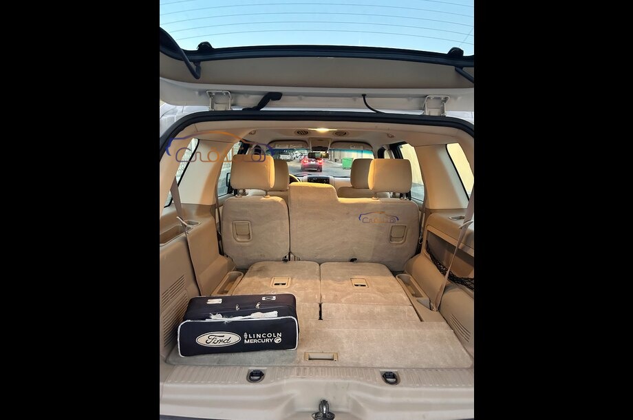 Explorer Ford أبيض