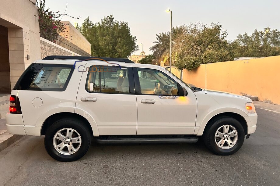 Explorer Ford أبيض