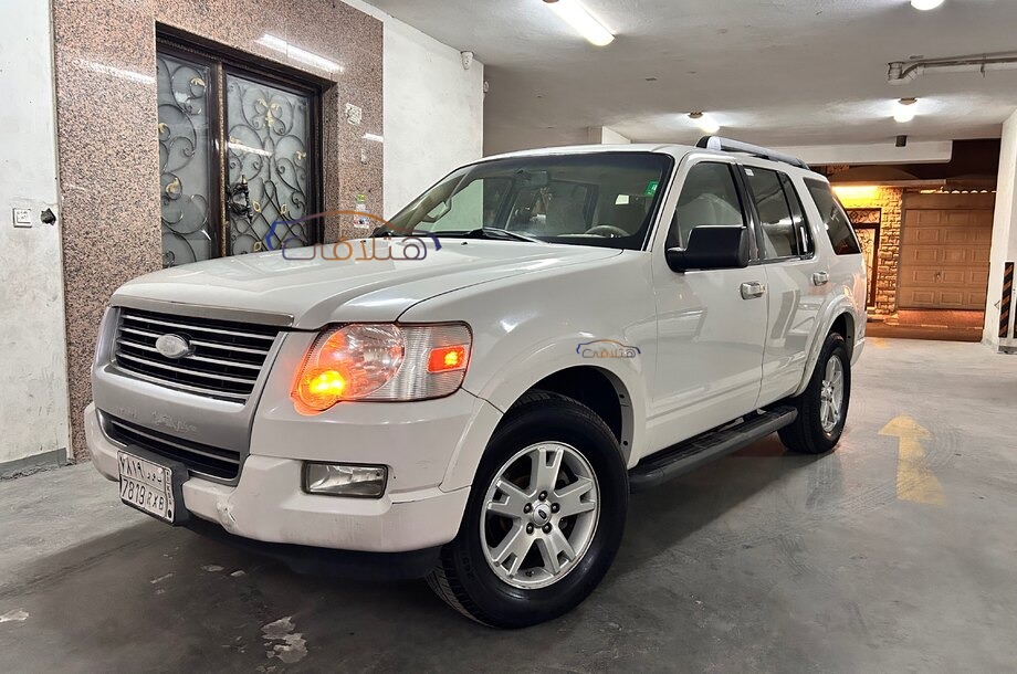 Explorer Ford أبيض
