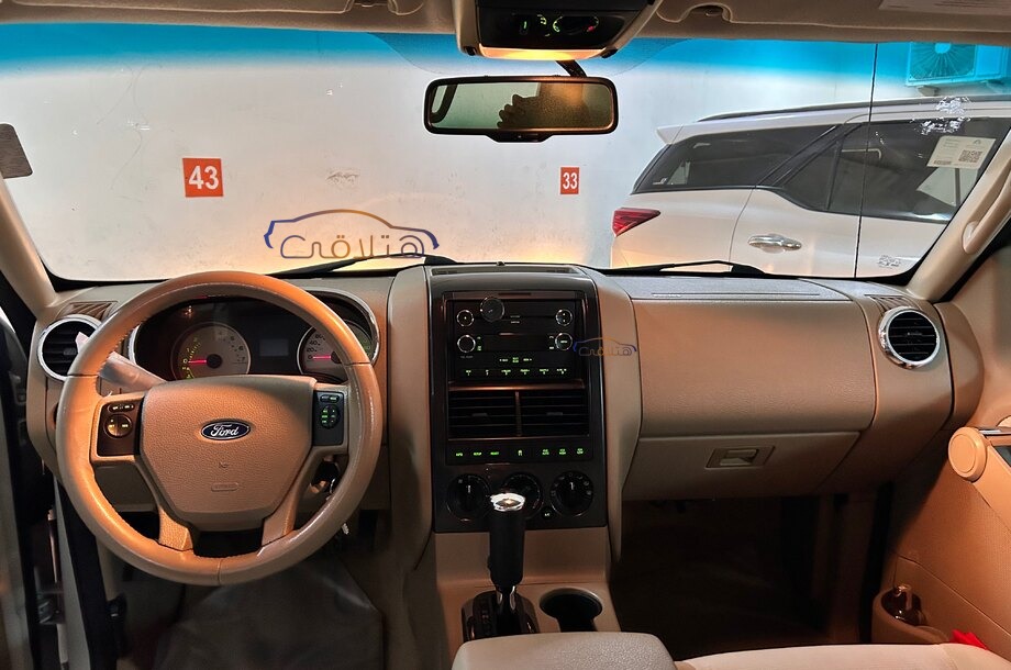 Explorer Ford أبيض