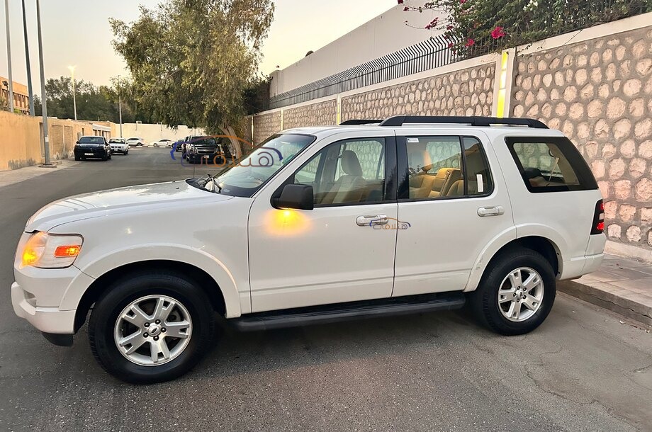 Explorer Ford أبيض