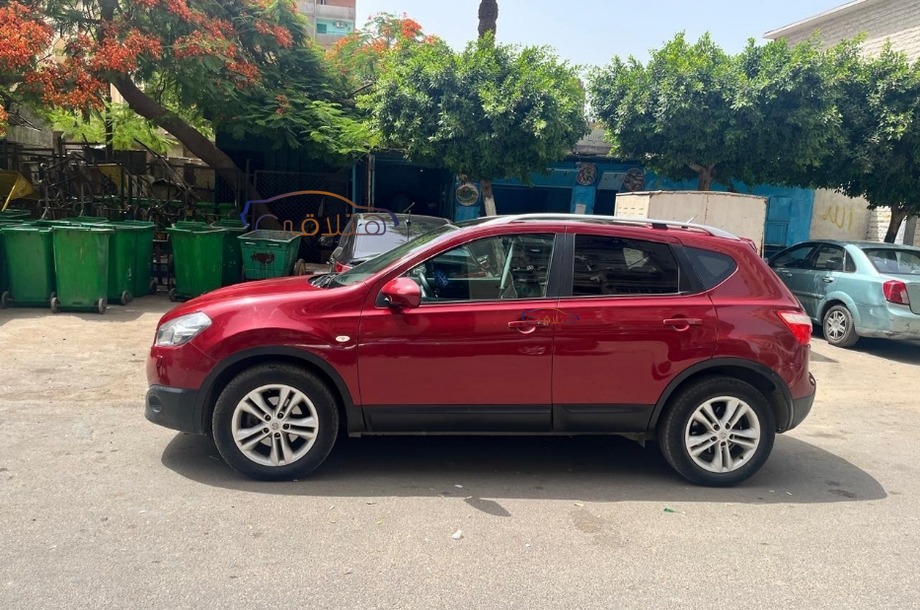 Qashqai Nissan احمر