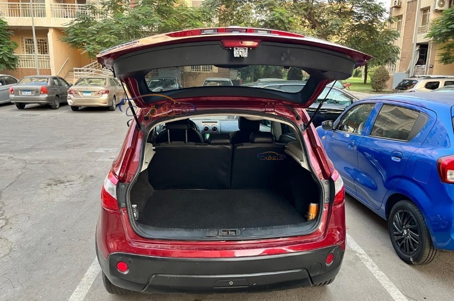 Qashqai Nissan احمر