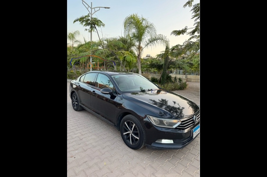 Passat Volkswagen أسود