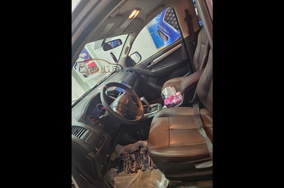 D max Isuzu رمادي