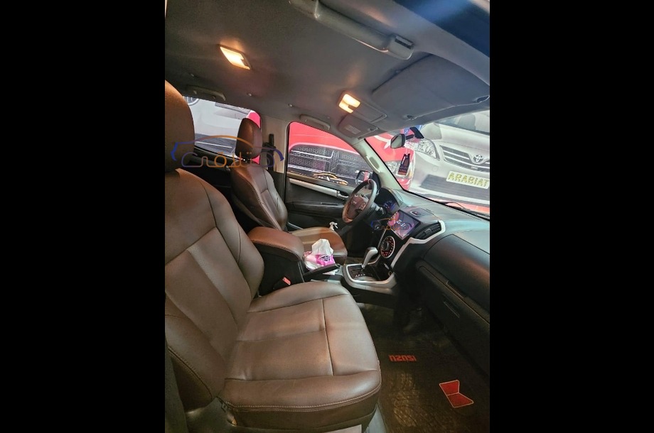 D max Isuzu رمادي