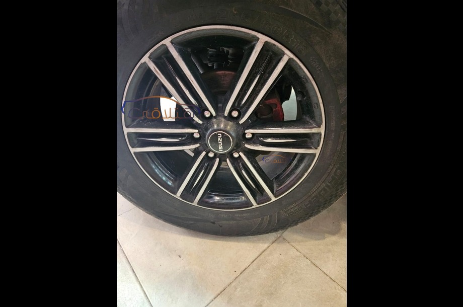 D max Isuzu رمادي