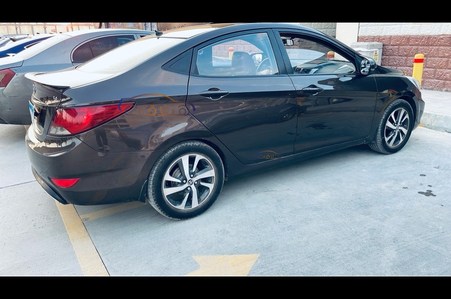 Accent RB Hyundai بني