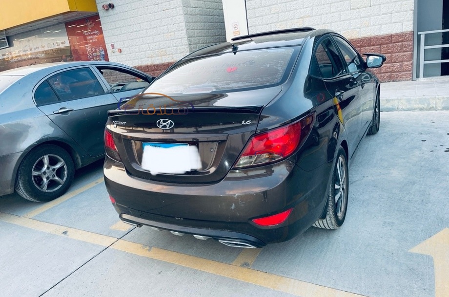 Accent RB Hyundai بني