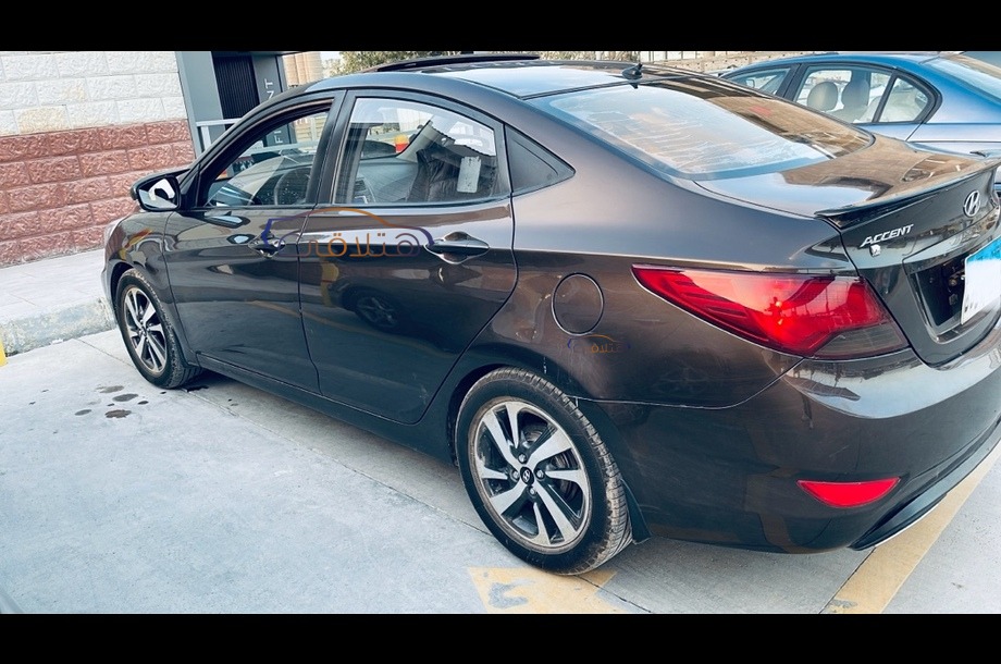 Accent RB Hyundai بني