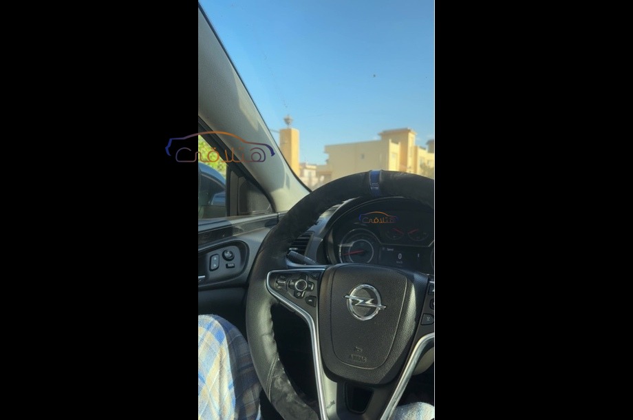 Insignia Opel أزرق