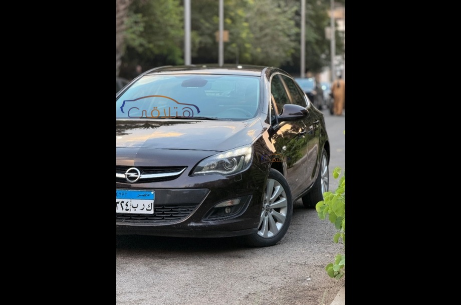 Astra Opel بني