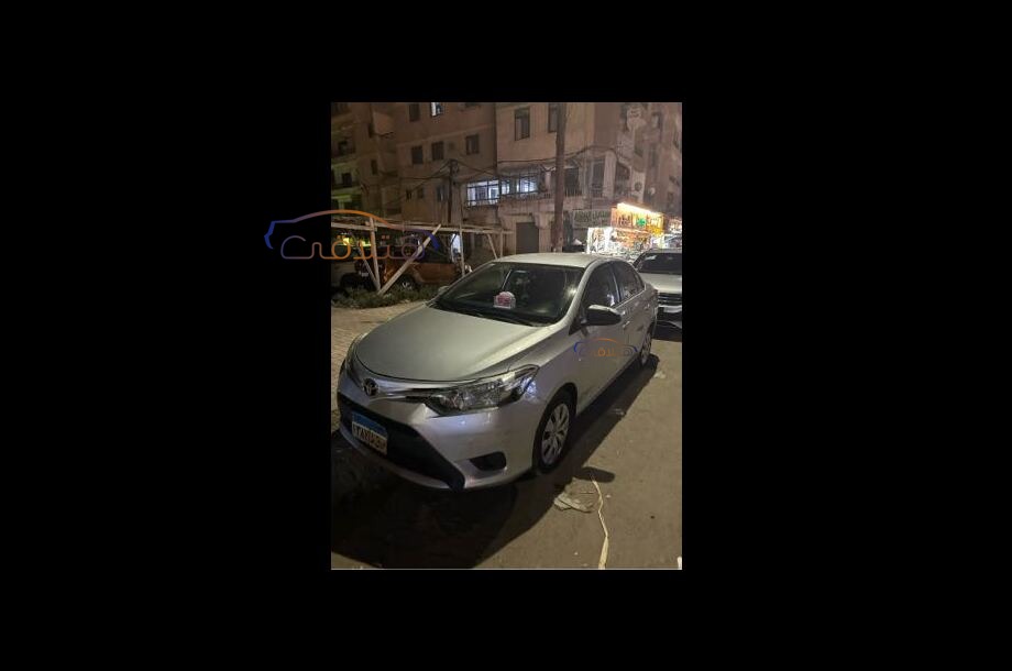 Yaris Toyota فضي