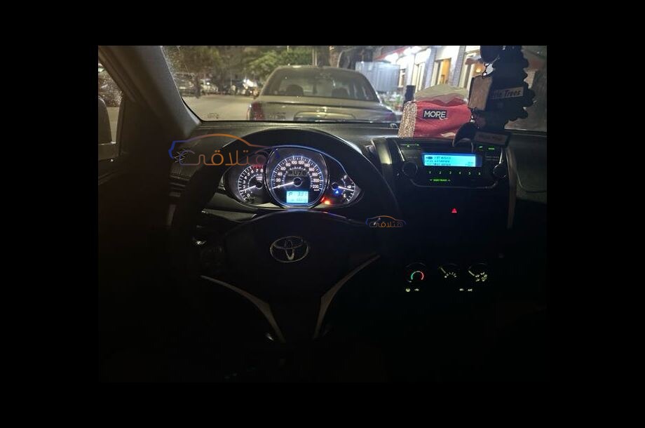 Yaris Toyota فضي