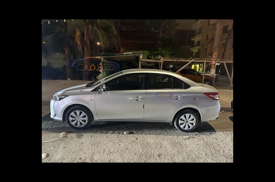 Yaris Toyota فضي