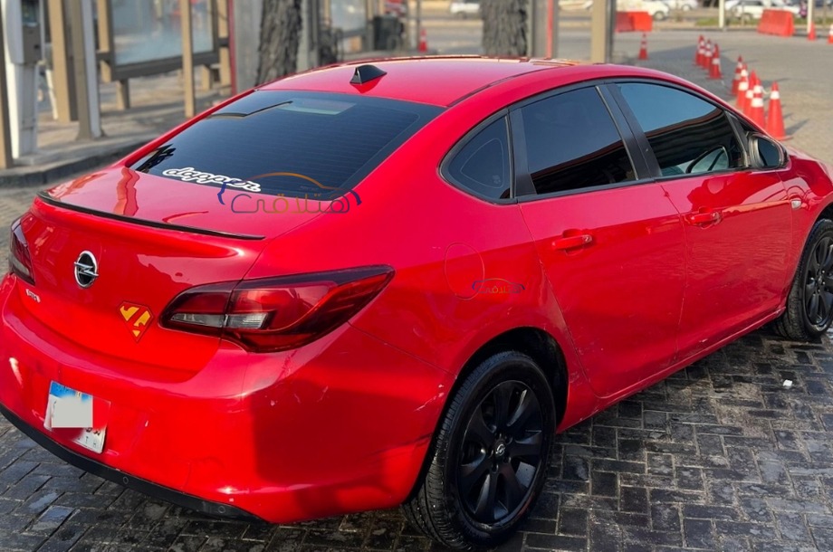 Astra Opel احمر