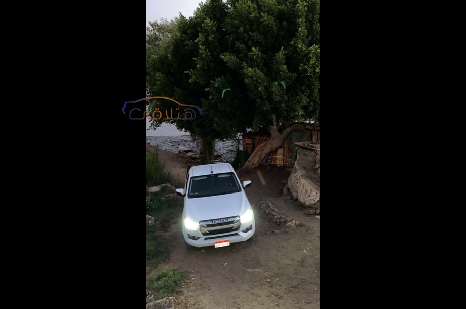D max Isuzu أبيض