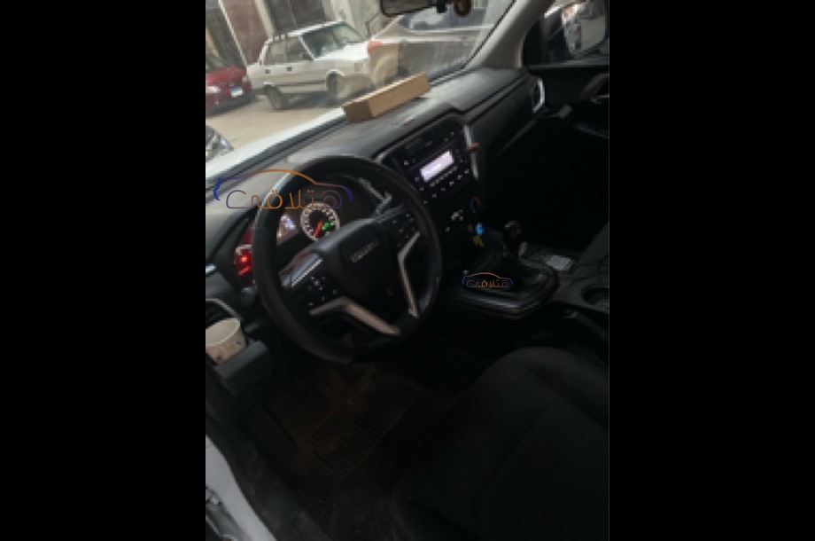 D max Isuzu أبيض