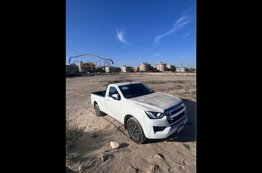 D max Isuzu أبيض