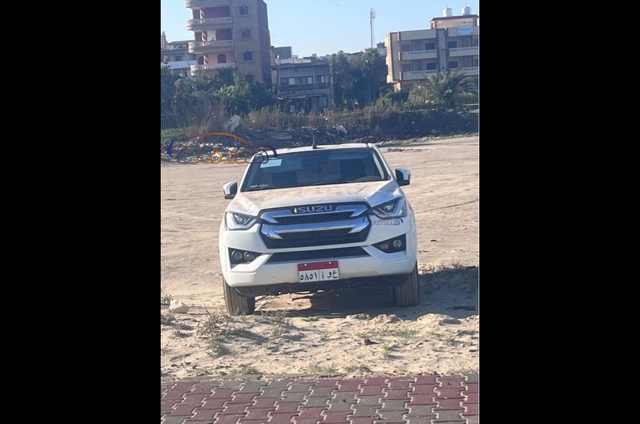 D max Isuzu أبيض