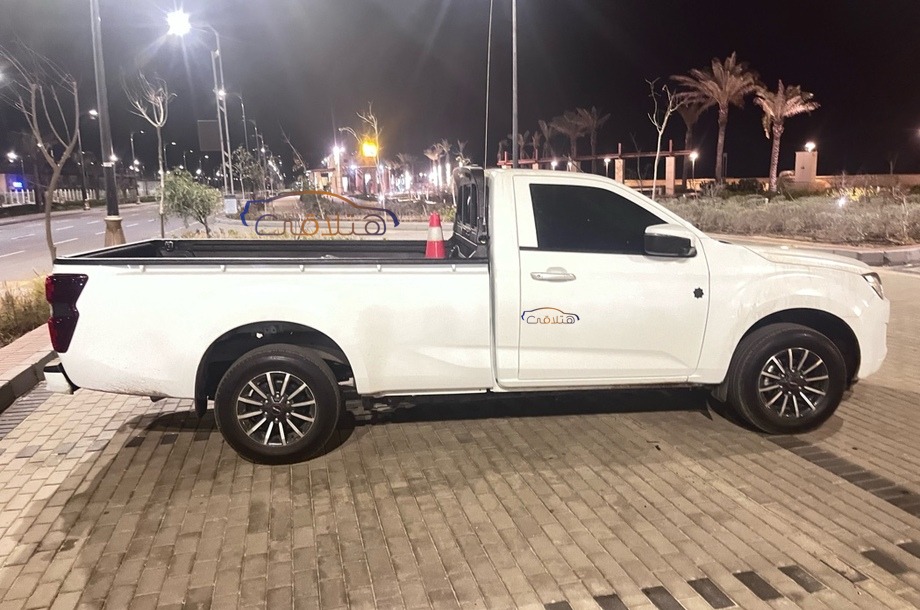 D max Isuzu أبيض
