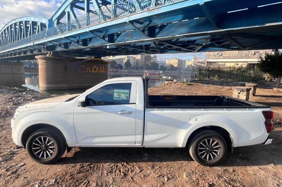 D max Isuzu أبيض