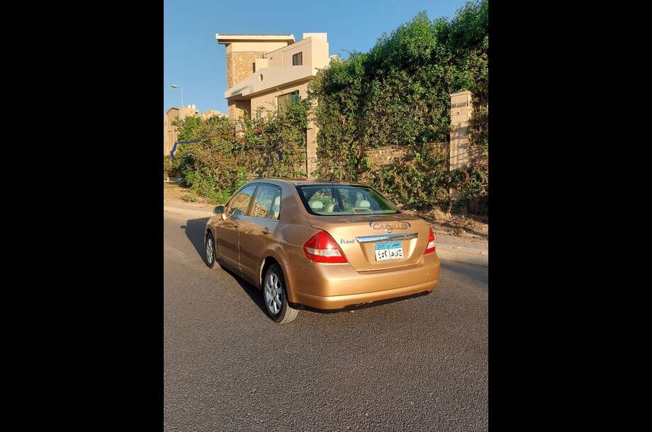 Tiida Nissan ذهبي