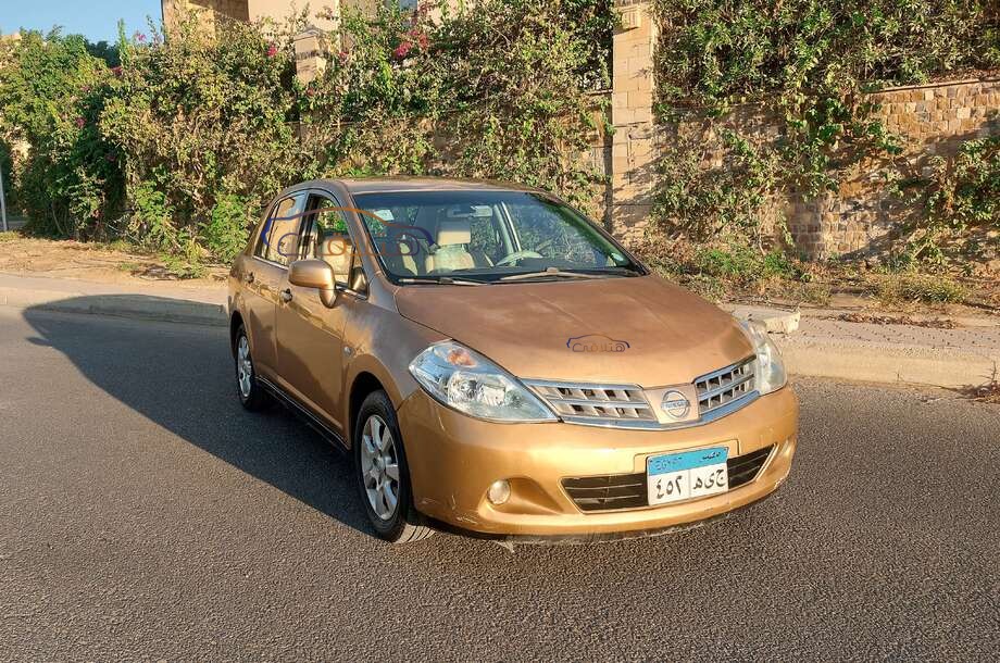 Tiida Nissan ذهبي