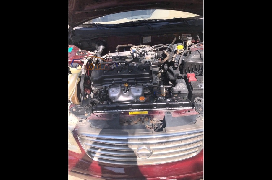 Sunny Nissan احمر غامق