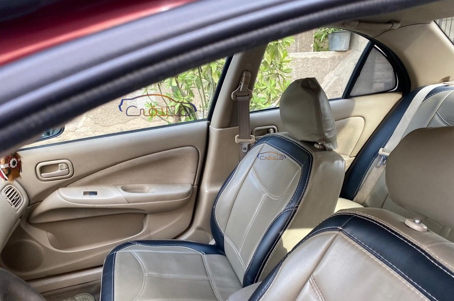 Sunny Nissan احمر غامق