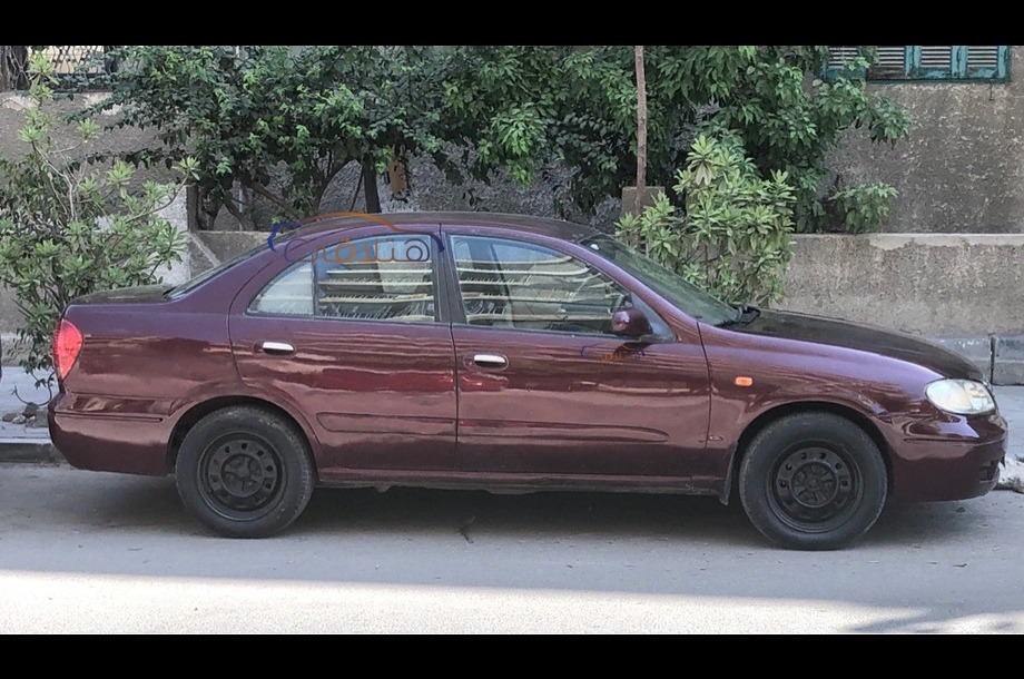 Sunny Nissan احمر غامق