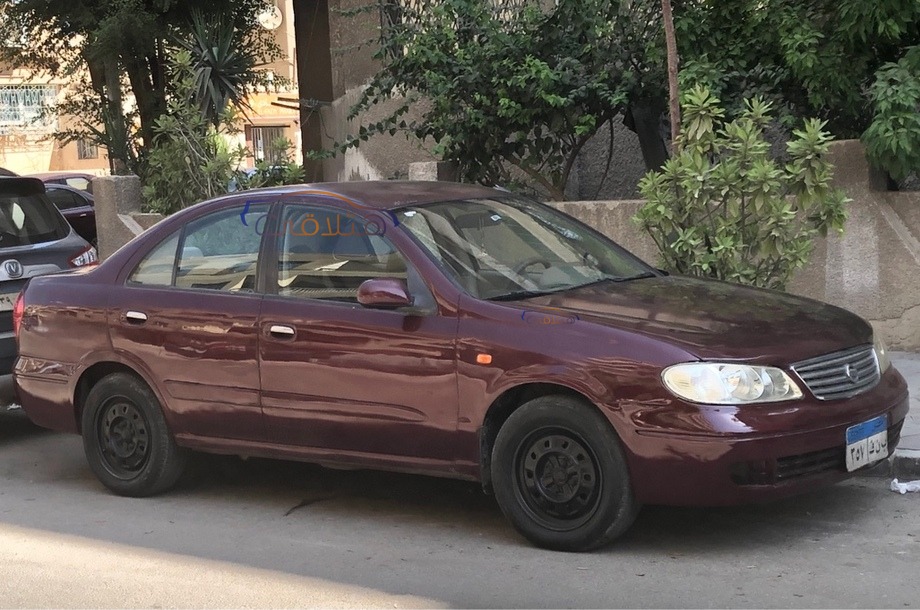 Sunny Nissan احمر غامق