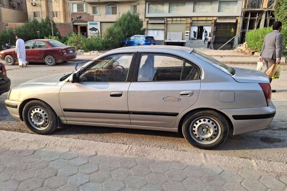 Elantra Hyundai فضي