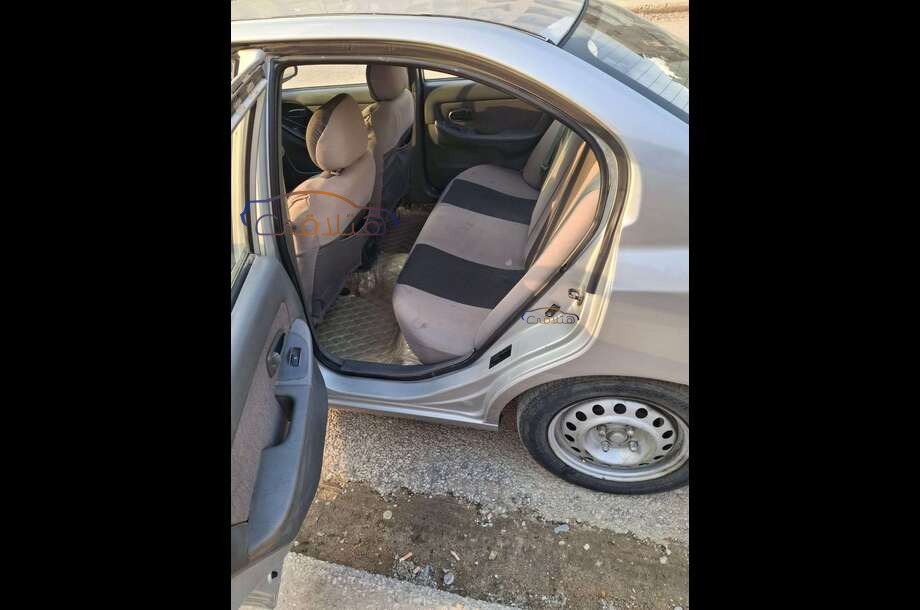 Elantra Hyundai فضي