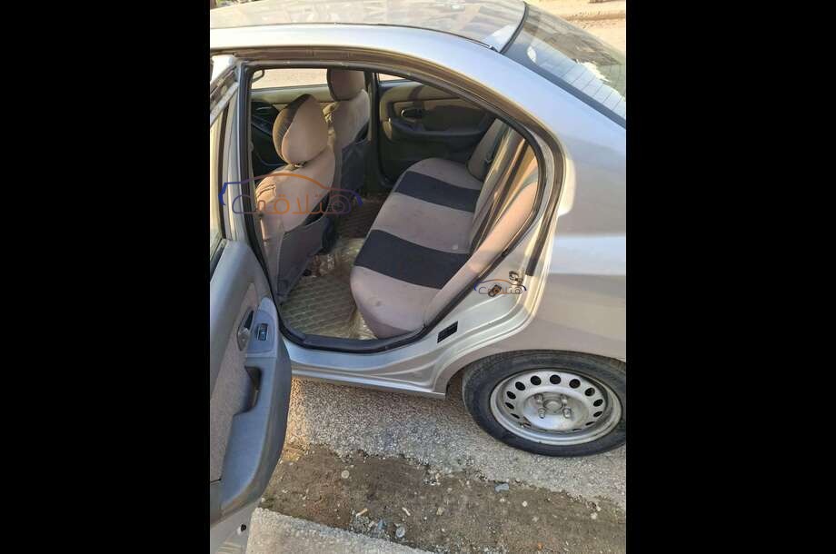 Elantra Hyundai فضي