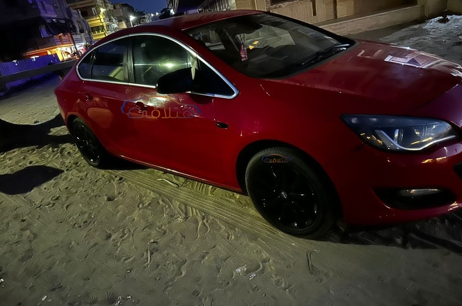 Astra Opel احمر