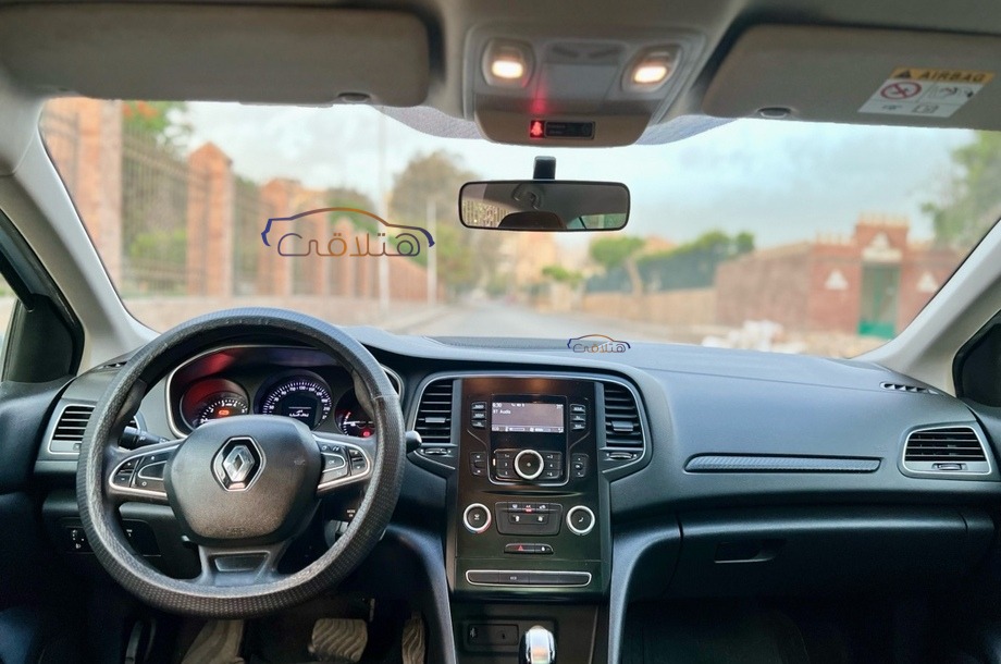 Megane Renault فضي