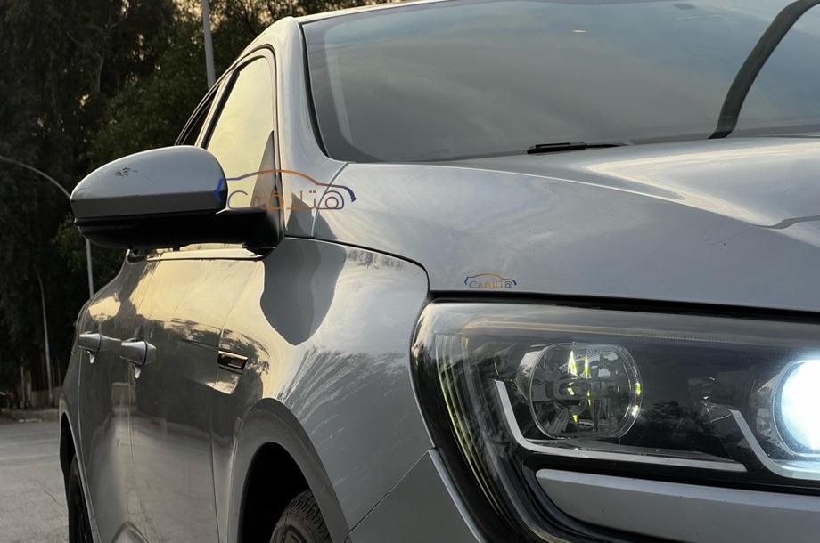 Megane Renault فضي