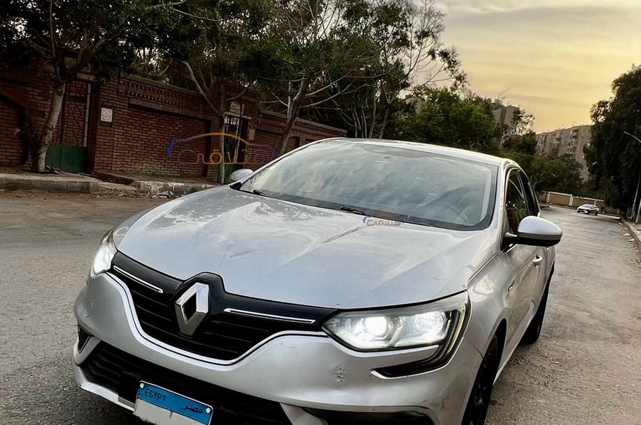 Megane Renault فضي