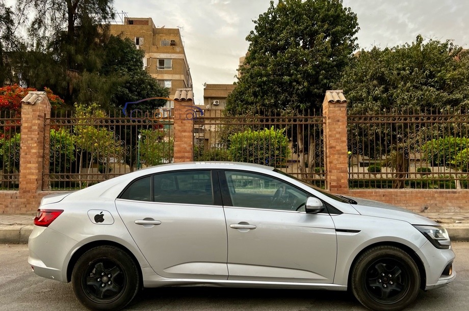 Megane Renault فضي