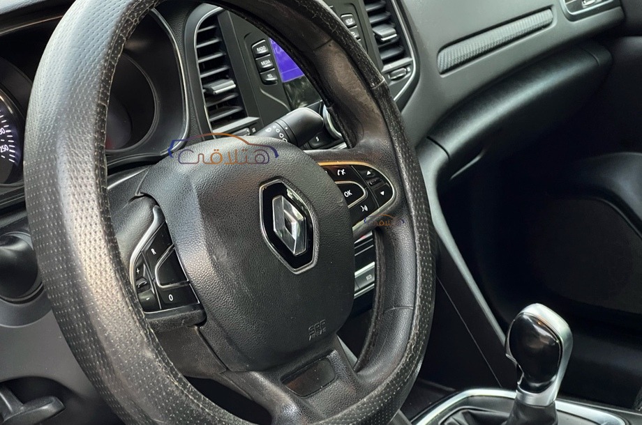 Megane Renault فضي