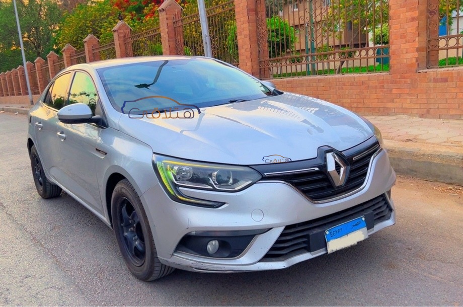 Megane Renault فضي