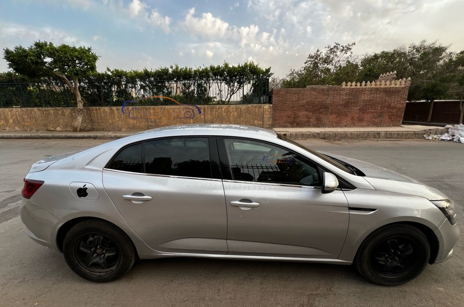 Megane Renault فضي