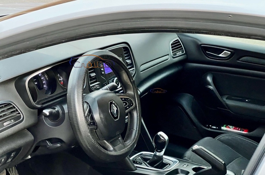 Megane Renault فضي
