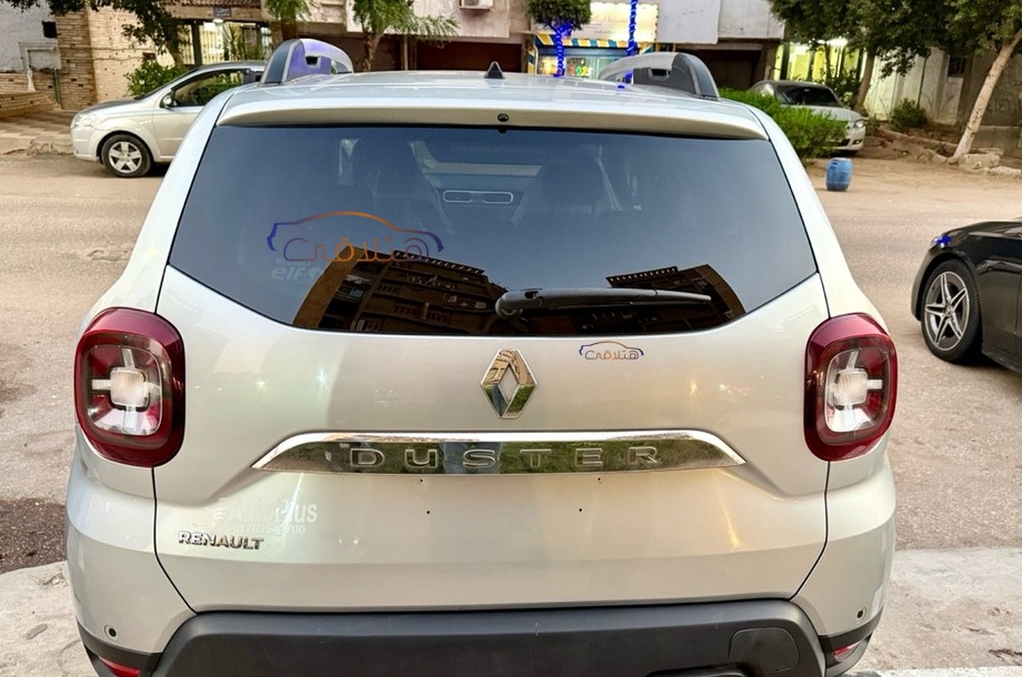 Duster Renault فضي